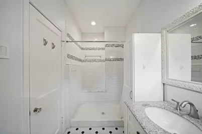 316 W Lang Street, Alvin, TX 77511 - Photo 13