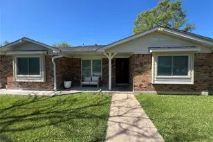 402 Lyndale Dr, Highlands, TX 77562 - Photo 3