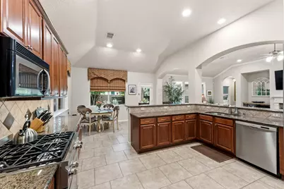 130 N Archwyck Circle, The Woodlands, TX 77382 - Photo 11