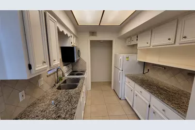 800 Country Place Drive #301, Houston, TX 77079 - Photo 7