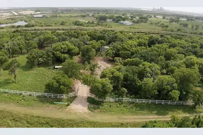 2225 Johnson Drive, Oyster Creek, TX 77541 - Photo 3