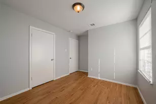 5619 Willow Glen Dr, Houston, TX 77033 - Photo 11