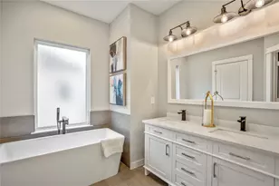 8474 Berry Green Ln, Houston, TX 77022 - Photo 9