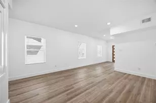 801 E 32nd 1/2 St, Houston, TX 77022 - Photo 9