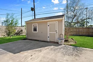 7302 Maple Ln, Baytown, TX 77521 - Photo 23