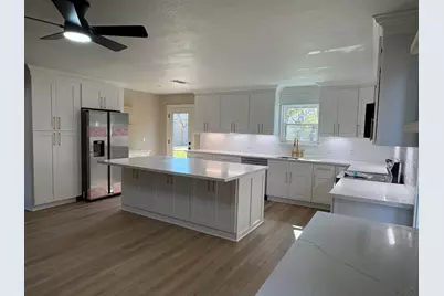 136 Talisman Street, Lake Jackson, TX 77566 - Photo 5