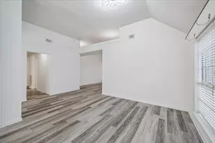 143 W Village Knoll Cir, The Woodlands, TX 77381 - Photo 7