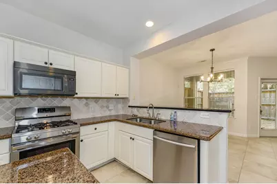 158 N Magnolia Pond Place #158E, The Woodlands, TX 77381 - Photo 11