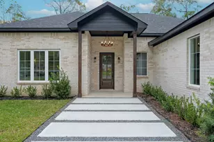 2421 Crosstimbers St, Huntsville, TX 77320 - Photo 3