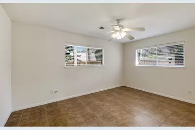 10214 Londonderry Drive, Houston, TX 77043 - Photo 13