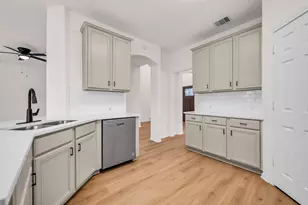 15603 Mustang Island Dr, Sugar Land, TX 77498 - Photo 13