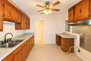 10927 Duane St, Houston, TX 77047 - Photo 5