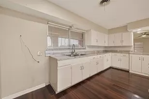 10645 Oak Brook Dr, Houston, TX 77013 - Photo 15