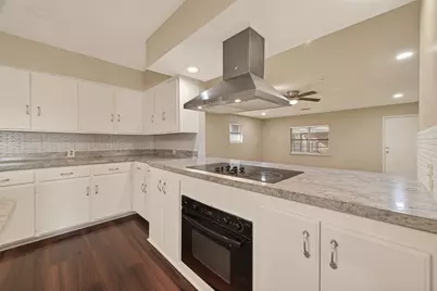 10645 Oak Brook Dr, Houston, TX 77013 - Photo 13