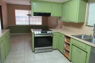 118 Arrow Wood St, Lake Jackson, TX 77566 - Photo 5
