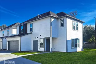 118 Pecan Ln, Lake Jackson, TX 77566 - Photo 1