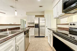 7534 Londres Dr, Houston, TX 77083 - Photo 9