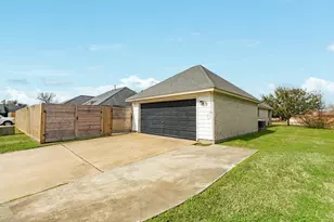 155 Silverbell Cir, Lake Jackson, TX 77566 - Photo 3