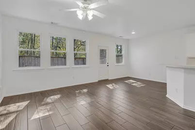 209 E Summerhaze Circle, The Woodlands, TX 77382 - Photo 9