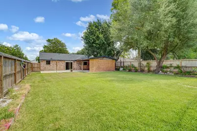 8714 Amblewood Drive, Houston, TX 77099 - Photo 25