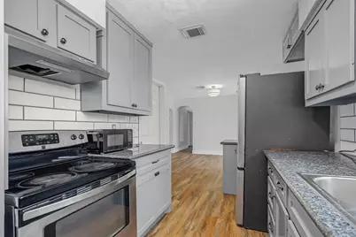 8714 Amblewood Drive, Houston, TX 77099 - Photo 7