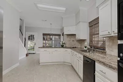 31 N Duskwood Place, The Woodlands, TX 77381 - Photo 9