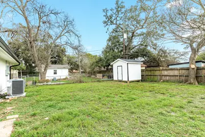 300 N Shanks Street, Clute, TX 77531 - Photo 5