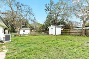 300 N Shanks St, Clute, TX 77531 - Photo 5