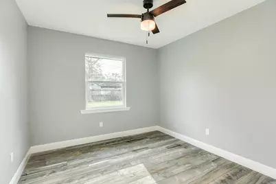 300 N Shanks Street, Clute, TX 77531 - Photo 19