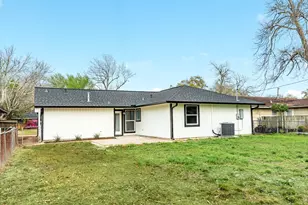 300 N Shanks St, Clute, TX 77531 - Photo 3