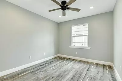 300 N Shanks Street, Clute, TX 77531 - Photo 21