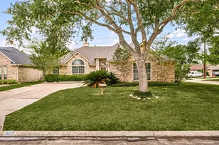 902 W Palmcrest Ct, Pearland, TX 77584 - Photo 1