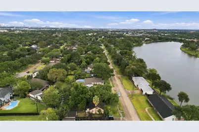 423 Lakeview Drive, Sugar Land, TX 77498 - Photo 3