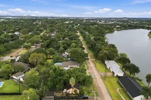423 Lakeview Dr, Sugar Land, TX 77498 - Photo 3