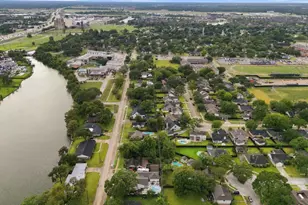 423 Lakeview Dr, Sugar Land, TX 77498 - Photo 9