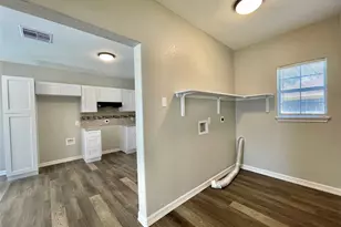 305 N Avenue A, Freeport, TX 77541 - Photo 5