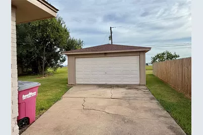 1405 N Avenue M, Freeport, TX 77541 - Photo 5
