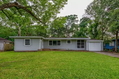 1702 W Crockett Street, La Marque, TX 77568 - Photo 1