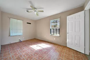 5774 Belarbor St, Houston, TX 77033 - Photo 9