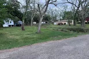 802 Foy St, Sweeny, TX 77480 - Photo 3