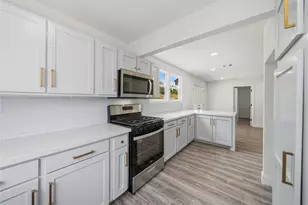 10406 Broadstairs St, Houston, TX 77013 - Photo 19