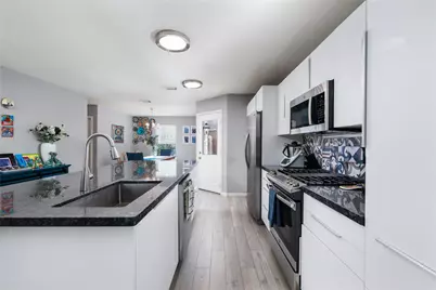 143 S Vesper Bend Circle, The Woodlands, TX 77382 - Photo 9