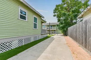 5008 Ave O 1/2, Galveston, TX 77551 - Photo 9