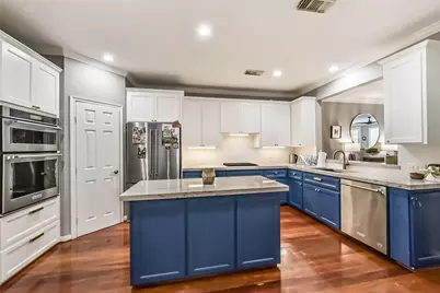 4455 Castle Court Place, Houston, TX 77006 - Photo 5