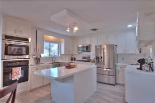 2702 S Pine Hill Dr, Pearland, TX 77581 - Photo 9