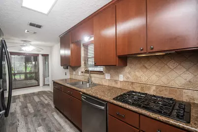 11915 N Hanworth Drive, Houston, TX 77031 - Photo 9