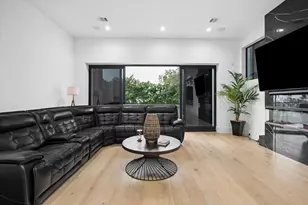 209 W 10th 1/2 St, Houston, TX 77008 - Photo 11