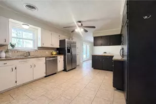 509 Light St, Anahuac, TX 77514 - Photo 5