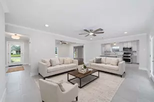 10206 Oak Point Dr, Houston, TX 77043 - Photo 9