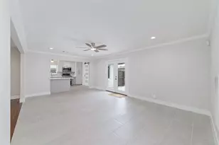 10206 Oak Point Dr, Houston, TX 77043 - Photo 7